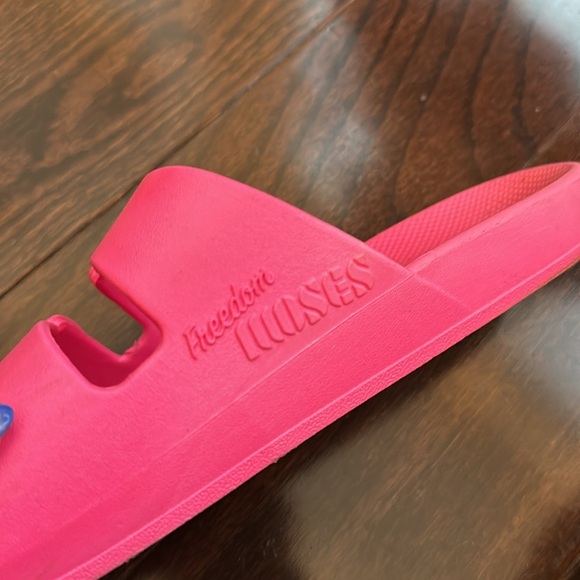 Freedom Moses Pink Slides - Picture 5 of 5
